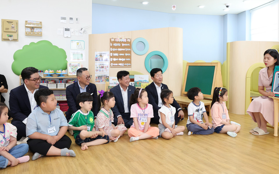 이은형 하나금융그룹 부회장(사진 뒷줄 왼쪽에서 첫 번째), 이동우 롯데지주 부회장(왼쪽에서 두 번째), 정기명 여수시장(왼쪽에서 세 번째), 우태희 대한상공회의소 상근부회장(왼쪽에서 네 번째)은 이날 교육 프로그램에 직접 참여해 어린이들과 함께 설명을 들었다. [사진=하나금융그룹]