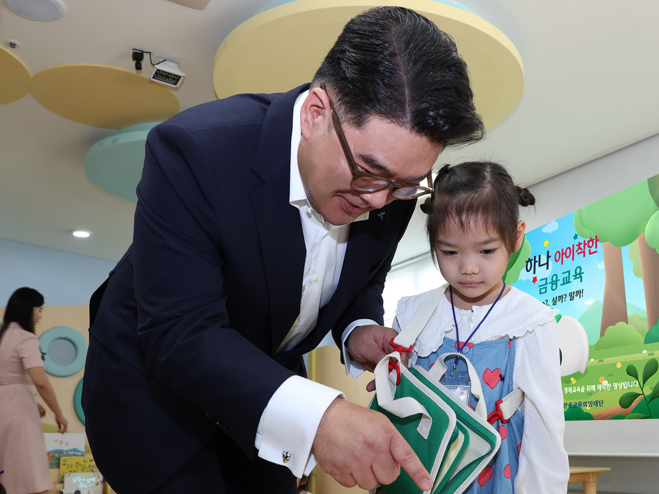 이은형 하나금융그룹 부회장(사진 왼쪽)이 영유아의 올바른 경제 습관을 위한 놀이활동을 어린이와 함께 직접 체험해보고 있다. [사진=하나금융그룹]