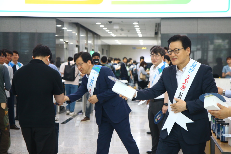 이재식 농협중앙회 부회장(맨 오른쪽)이 지난 2일 서울 중구 농협중앙회 본관에서 출근길 임직원을 대상으로 '3행 3무 실천운동' 홍보캠페인을 펼치고 있다. [사진=농협중앙회] 