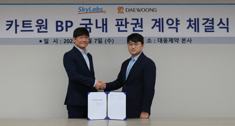 이창재 대웅제약 대표(오른쪽)와 이병환 스카이랩스 대표가 반지형 혈압계 카트원BP 국내 판권 계약을 체결한 뒤 기념 촬영을 하고 있다. [사진=대웅제약] 