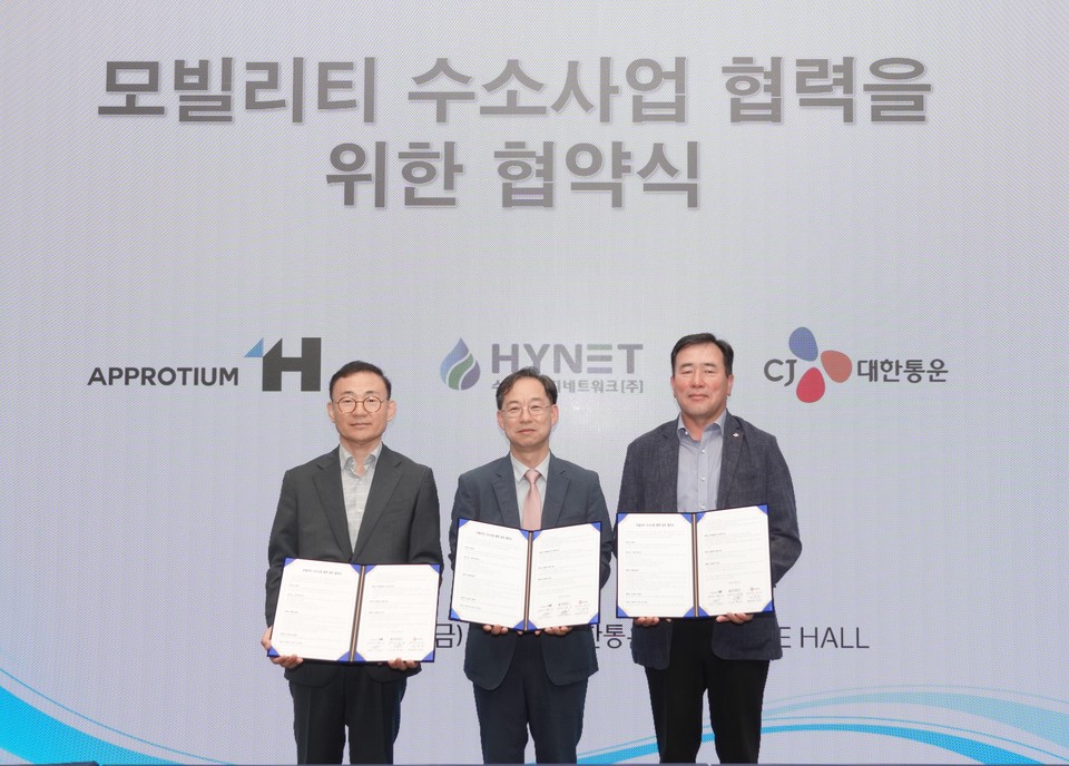 CJ대한통운은 수소생산 및 공급 업계 1위기업 어프로티움, 국내 수소충전소 1위 운영업체인 하이넷과 ‘모빌리티 수소사업 협력을 위한 협약식’을 체결했다. 사진왼쪽부터 김정상 어프로티움 부사장, 임재준 하이넷 부사장, 최갑주 CJ대한통운 P&D본부장 [사진=CJ대한통운] 