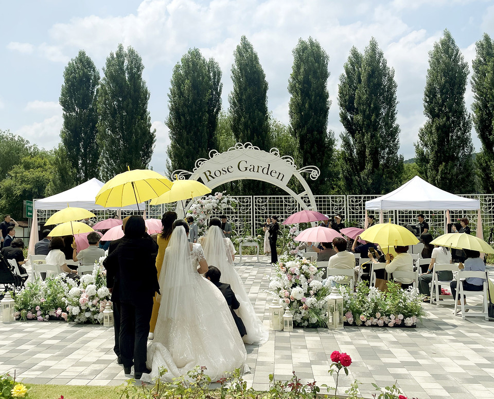KB증권은 지난 11일 오후 2시 광나루한강공원 장미원에서 서울시 한강사업본부와 ‘아주 특별한 한강 야외결혼식’ 행사를 진행했다. [사진=KB증권]
