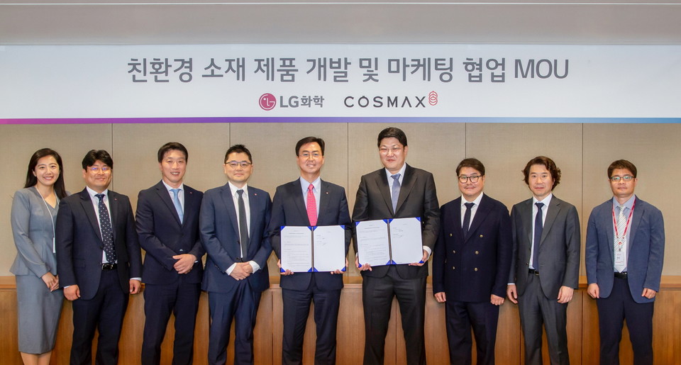 LG화학이 재활용 플라스틱으로 화장품 용기를 만들어 고객에게 본격적인 친환경 가치를 전달한다. [사진=LG화학]