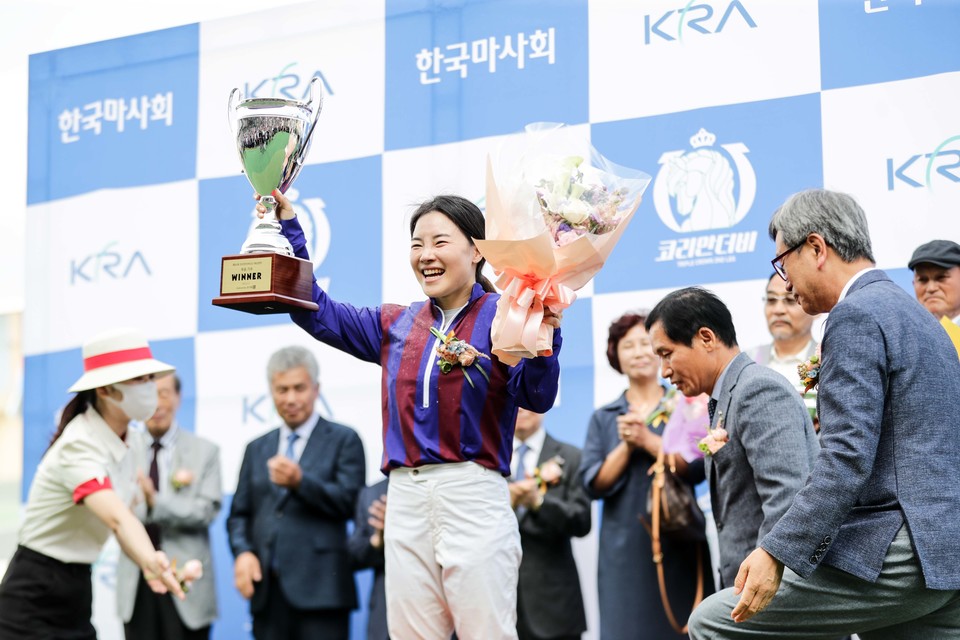 서울 8경주 ‘제26회 코리안더비’에서 ‘글로벌히트’와 우승을 차지한 김혜선 기수 [사진=한국마사회] 