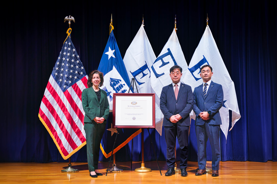 오스템임플란트 미국법인 지난 6일(현지시간) 조 바이든 미국 대통령 명의 ‘2023 President’s ‘E’ Awards(이하 E 어워드)’를 수상하는 영예를 받았다. [사진=오스템임플란트] 