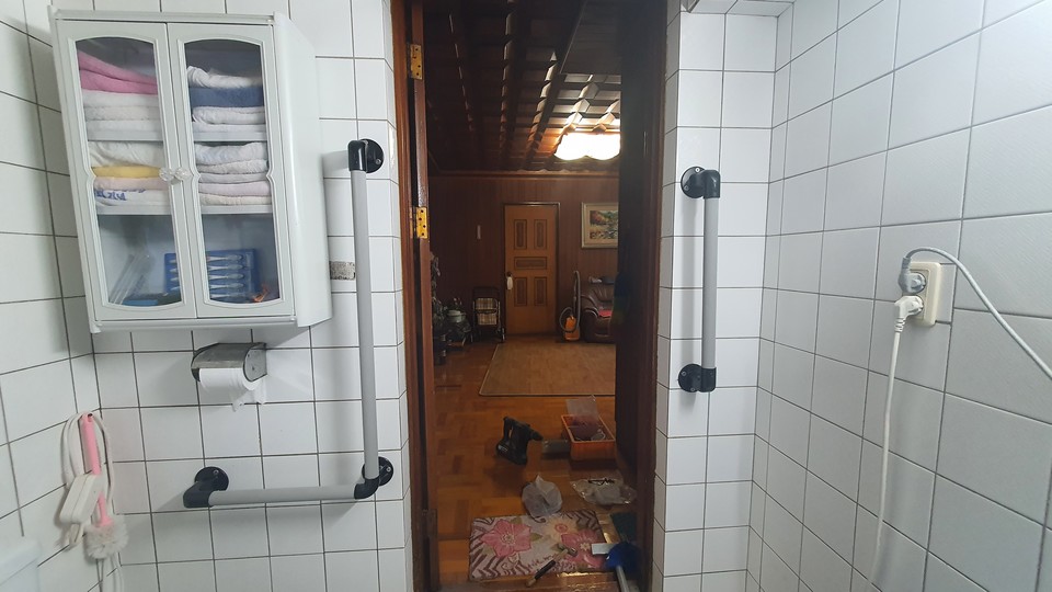 한국도로공사는 최근 한국 전쟁 정전 70주년을 맞아 참전유공자를 위해 3000만원 상당의 여름나기 용품을 ‘대구지방보훈청’에 기부했다. 사진은 욕실에 설치된 안전 손잡이. [사진=한국도로공사]