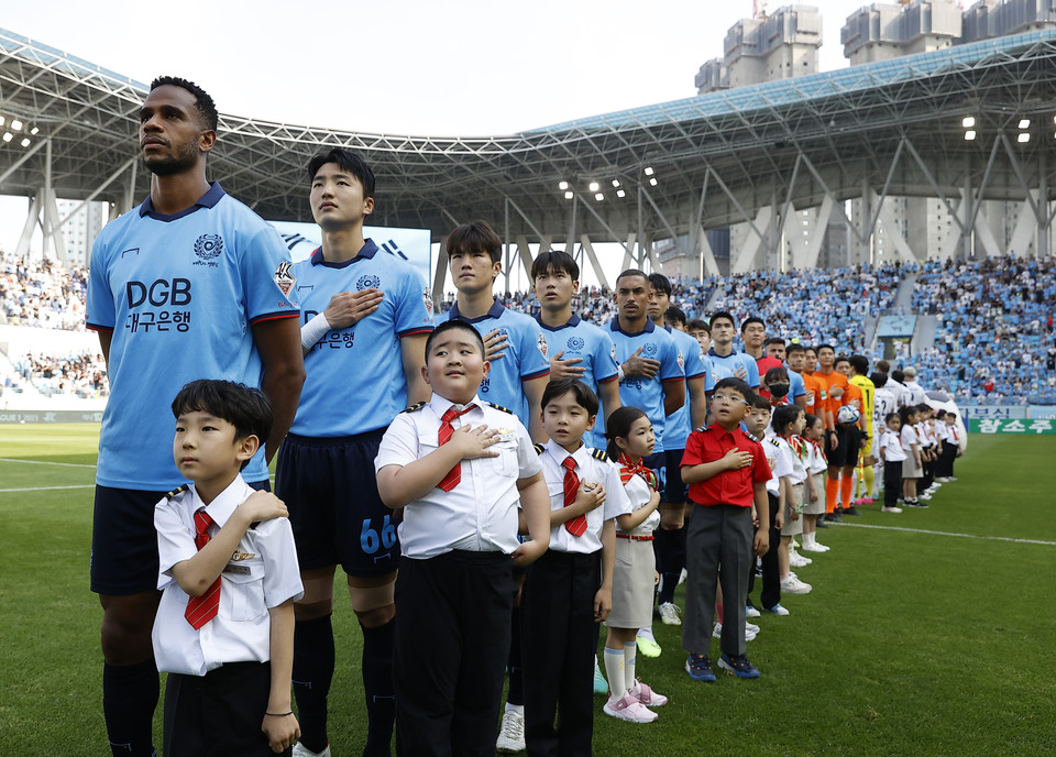 DGB대구은행파크에서 열린 대구FC 홈 경기에서 진행한 ‘티웨이항공 브랜드데이’에서 티웨이항공 유니폼을 입은 에스코트 키즈 어린이 서포터즈들이 대구 FC 선수들과 함께 하고 있다. [사진=티웨이항공]