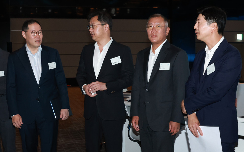 14일 서울 용산구 하얏트호텔에서 열린 '코리아 H2 비즈니스 서밋'에 참석한 기업 대표자들이 환담을 나누고 있다. 왼쪽부터 조현상 효성 부회장, 최재원 SK그룹 수석부회장, 정의선 현대차그룹 회장, 허세홍 GS칼텍스 대표이사. [사진=연합뉴스]
