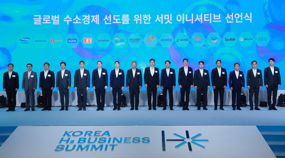 14일 서울 용산구 하얏트호텔에서 열린 '코리아 H2 비즈니스 서밋'에 참석한 각 기업 대표자들이 회의를 마친 뒤 '글로벌 수소경제 선도를 위한 서밋 이니셔티브 선언식'을 갖고 기념촬영을 하고 있다. [사진=연합뉴스]