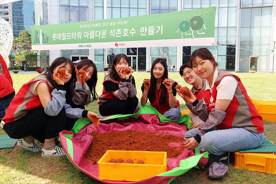 [사진3] 롯데월드타워 아레나 광장에서 EM흙공을 만들고 있는 롯데물산 임직원 봉사자들 모습 [사진=롯데물산]