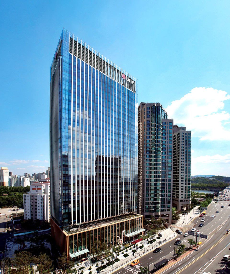 LG유플러스는 탄소중립경영의 일환으로 코로나19 방역조치 시 사용된 플라스틱 가림막을 회수해 재활용한다고 16일 밝혔다. [사진=LG유플러스]