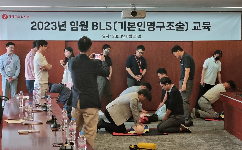 롯데마트가 지난 15일 롯데마트 본사에서 임원을 대상으로 기본인명구조술 교육을 진행했다. [사진=롯데마트] 