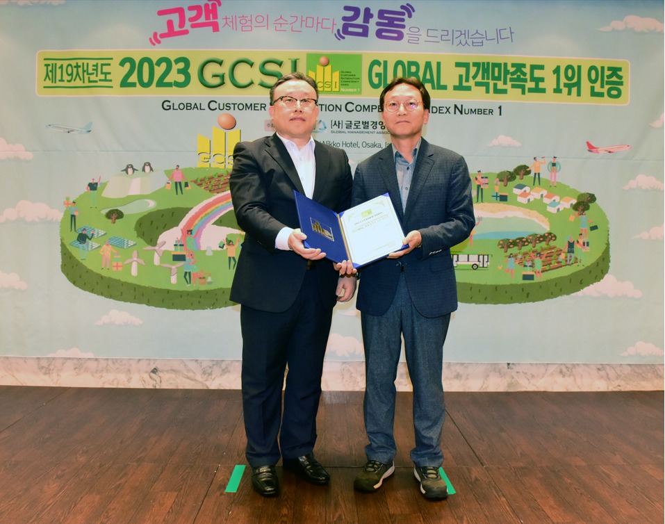 박성섭 티웨이항공 화물대외담당 상무(오른쪽)가 글로벌고객만족도 LCC부문 수상 기념 촬영을 하고 있다. [사진=티웨이항공]