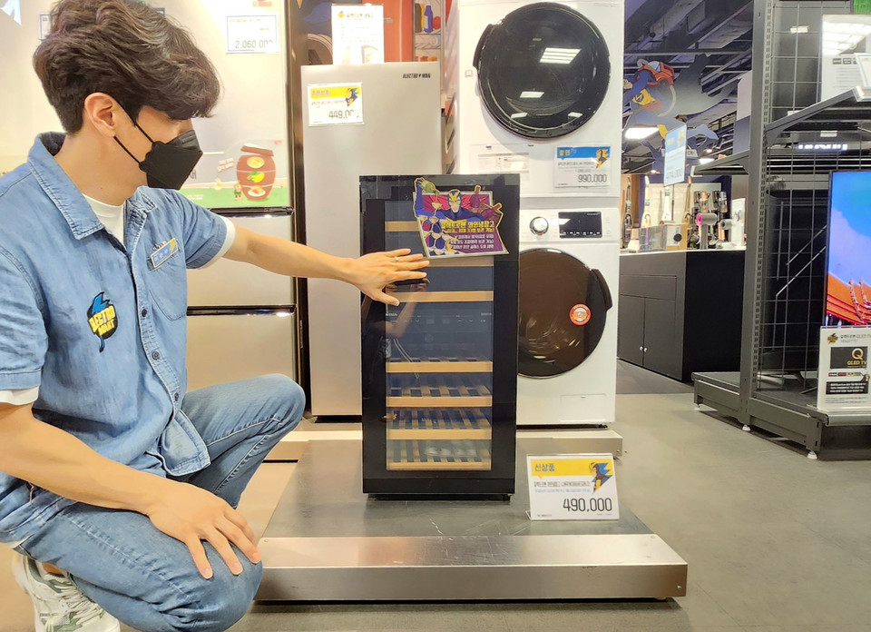 이마트가 위니아와 손잡고 가성비 와인 냉장고를 출시했다. [사진=이마트] 