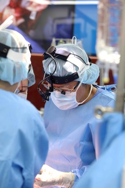 폐이식 수술을 진행하고 있는 백효채 명지병원 폐암·폐이식센터 센터장 [사진=명지병원]