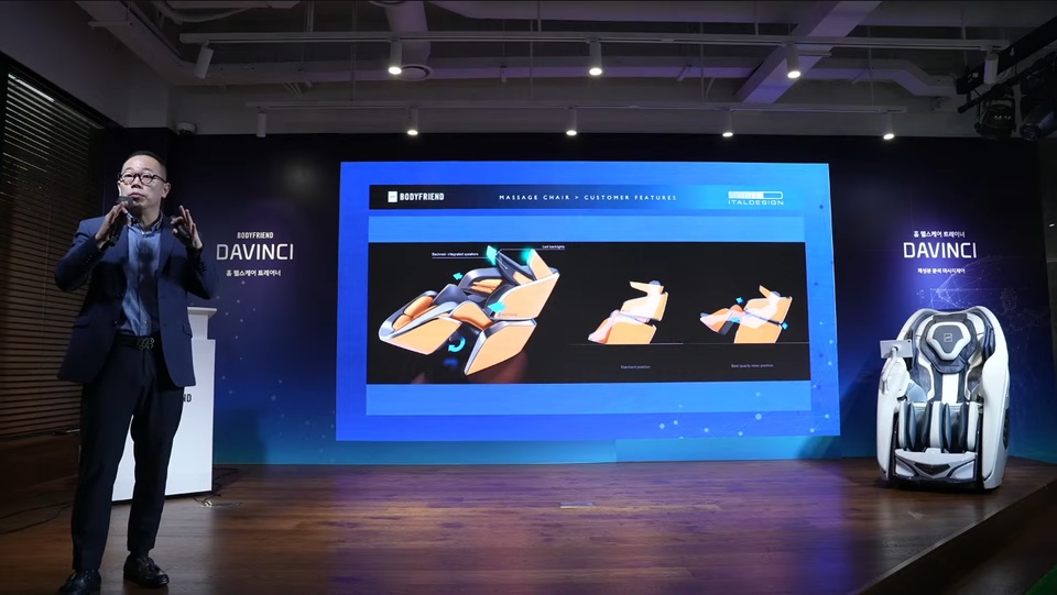 다빈치의 디자인에 대해 설명하고 있는 염일수 디자인연구소 소장. [사진=바디프랜드 공식 유튜브 채널]