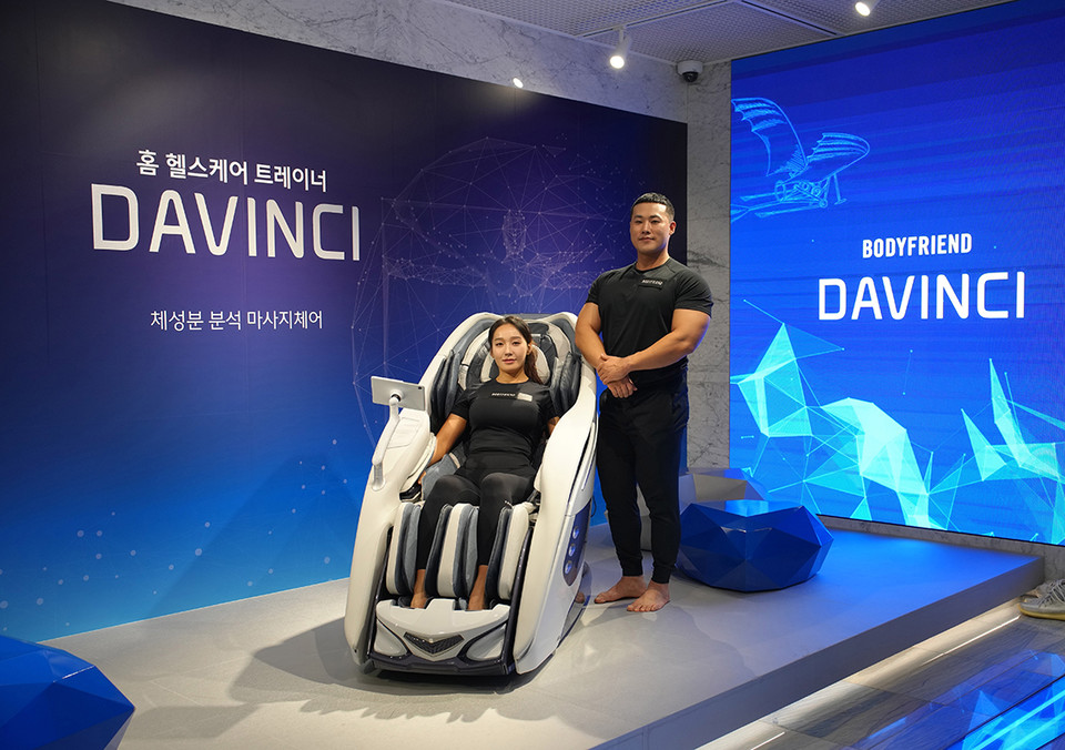 바디프랜드는 22일 서울 강남구 본사 사옥에서 신제품 '다빈치'의 론칭 컨퍼런스를 진행했다. 사진은 현장에서 공개된 다빈치와 피트니스 선수들. [사진=바디프랜드]