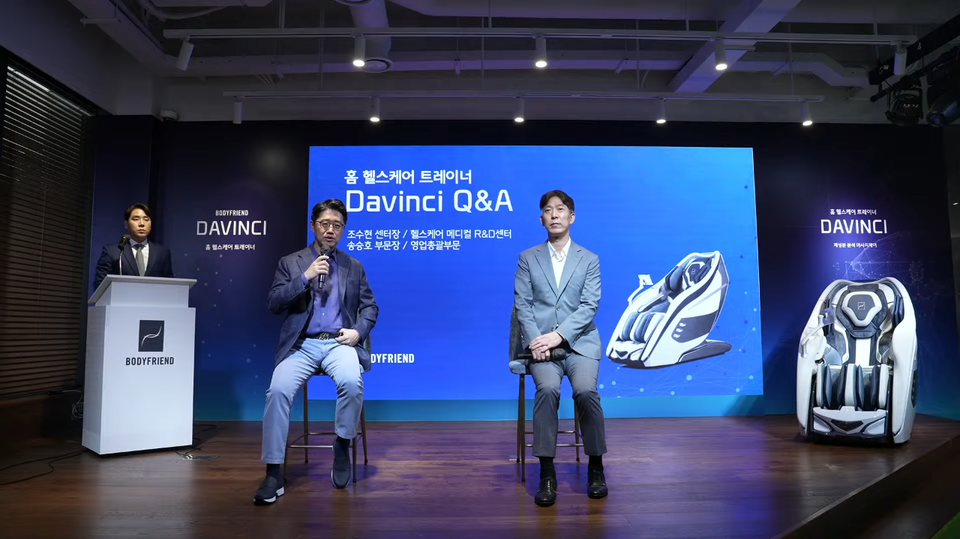 Q&A를 진행하고 있는 송승호 바디프랜드 영업총괄 부문장(왼쪽)과 조수현 헬스케어미디어 R&D센터장(오른쪽) [사진=바디프랜드 공식 유튜브 채널 캡쳐]