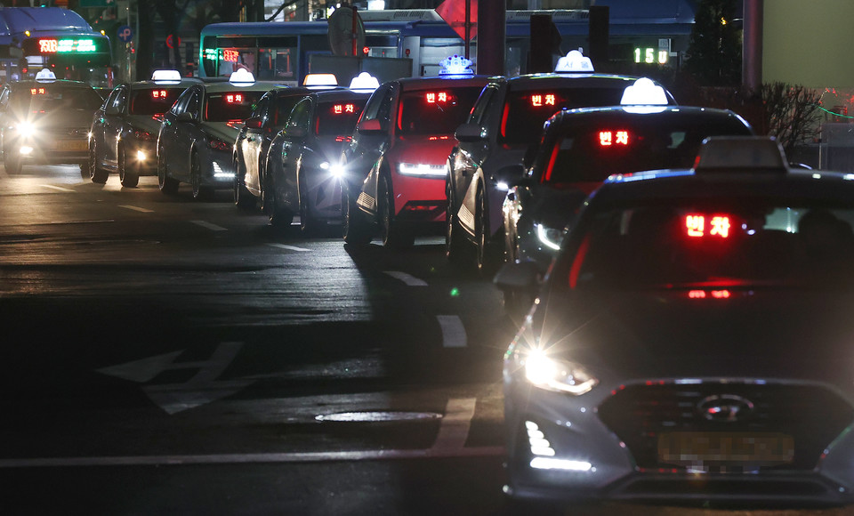 고용노동부는 이달 말 종료될 예정이던 시외버스업과 택시운송업에 대한 특별고용지원을 올해 말까지 유지하기로 결정했다. 사진은 수도권에서 촬영된 택시들의 행렬이다. [사진=연합뉴스]