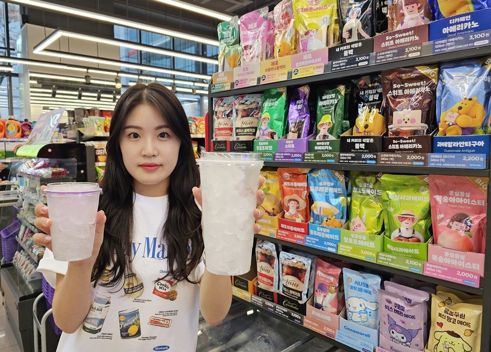 CU가 업계 최초로 선보인 대용량 벤티 컵얼음이 이달 누적 판매량 2000만 개를 넘어섰다. [사진=CU]