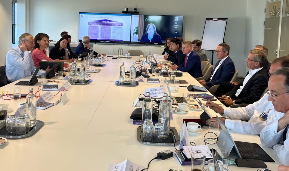 새마을금고중앙회는 지난 8·9일 양일간 네덜란드 위트레흐트 라보뱅크 본부에서 개최된 유럽협동조합은행협회 총회에 참석했다. 새마을금고중앙회는 총회에서 유럽 협동조합은행과의 상호 협력 방안을 논의하는 한편, 라보뱅크와 국제교류 활성화 방안을 위한 협력체계를 구축했다고 밝혔다. [사진=새마을금고중앙회]