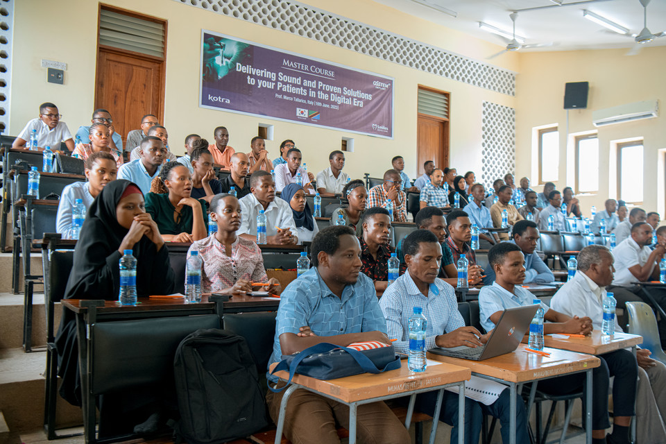 오스템임플란트는 지난 16~17일 아프리카 탄자니아와 튀니지의 치과대학 전공생과 치과의사를 대상으로 임플란트 임상 교육을 진행했다.  [사진=오스템임플란트]