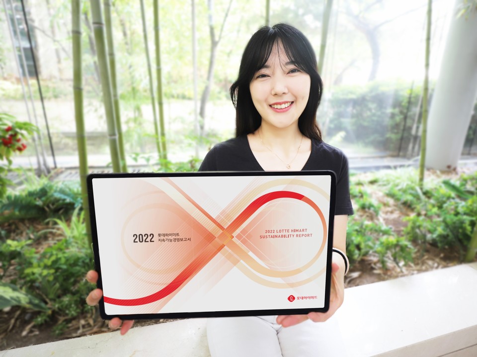 롯데하이마트는 지난 23일 ‘2022 지속가능경영보고서’를 발간하고 2022년 한 해 동안 진행한 주요 ESG 경영 활동과 노력, 성과와 더불어 ESG 경영에 대한 의지를 담았다. [사진=롯데하이마트]