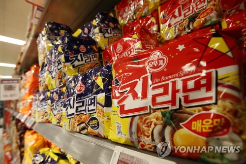 오뚜기는 다음달 1일부로 라면류 15개 제품 가격을 평균 5% 인하한다. 단 진라면은 현재 가격을 유지한다. [사진=연합뉴스] 