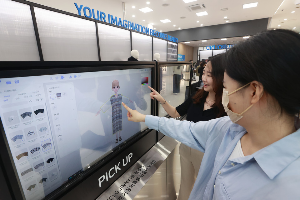 '메타 패션 플레이그라운드'를 찾은 시민들이 가상의류 만들기 체험을 하고 있다.  [사진=연합뉴스]