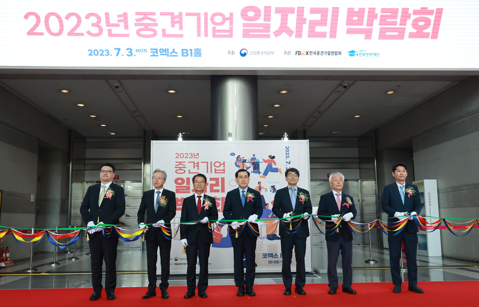 최진식 한국중견기업연합회 회장(왼쪽 두 번째부터), 이정식 고용노동부 장관, 이창양 산업통상자원부 장관이 3일 서울 강남구 코엑스에서 열린 ‘2023  중견기업 일자리박람회’에서 테이프 커팅을 하고 있다. [사진=연합뉴스]