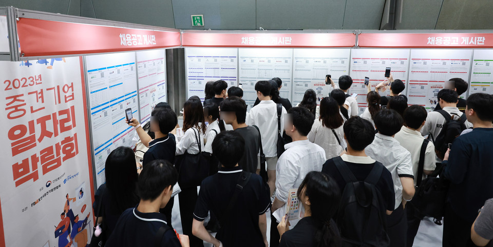 2023 중견기업 일자리 박람회를 찾은 구직자들이 채용 상담을 위해 게시판의 참가 기업 채용 정보를 살피고 있다. [사진=연합뉴스]