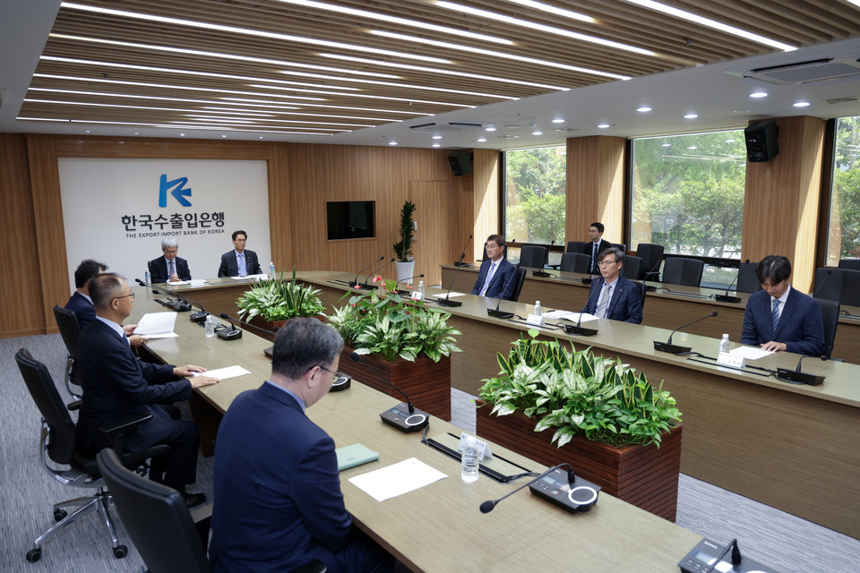 한국도로공사와 한국수출입은행이 국제개발 업무 교류 및 협력을 위한 업무협약 회의를 하고 있다. [사진=한국도로공사]