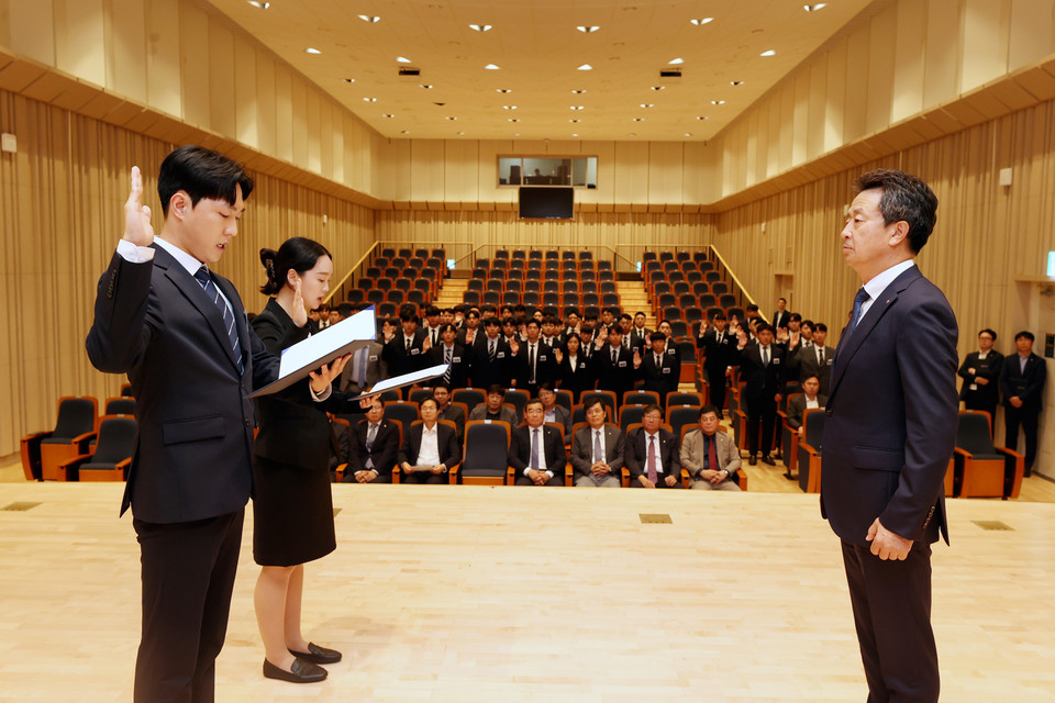 대우건설 입사식에서 선서를 진행하고 있는 신입사원들  [사진=대우건설]