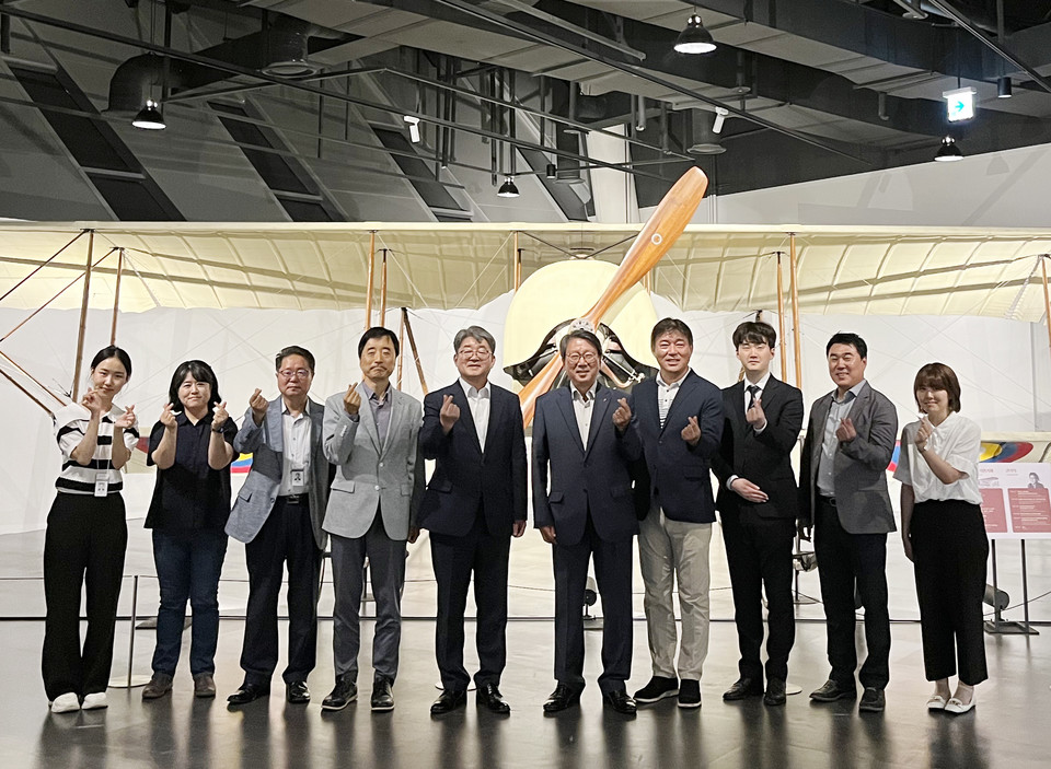 업무협약식 이후 기념촬영을 진행하고 있는 티웨이항공과 국립항공박물관 관계자들. [사진=티웨이항공]