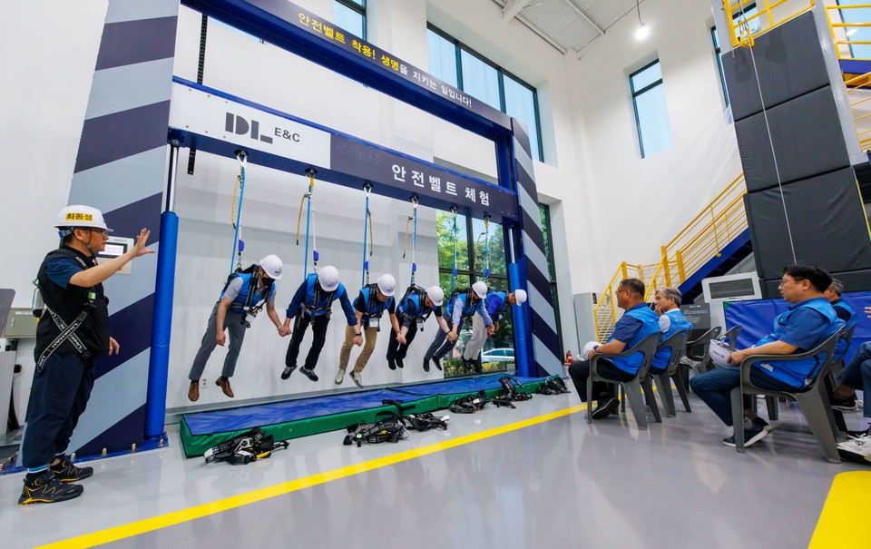 지난 6월 대전 대덕연구단지에 위치한 DL이앤씨 안전체험학교에서 토목사업본부 협력업체 최고경영자(CEO)들이 안전체험교육에 참여하고 있다. [사진=DL이앤씨]