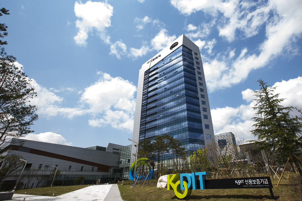 신용보증기금은 탄소중립을 이행하고 기후테크 산업을 미래 성장동력으로 육성하기 위한 ‘녹색벤처기업 특례보증’을 1000억 원 규모로 공급한다고 4일 밝혔다. [사진=신용보증기금]