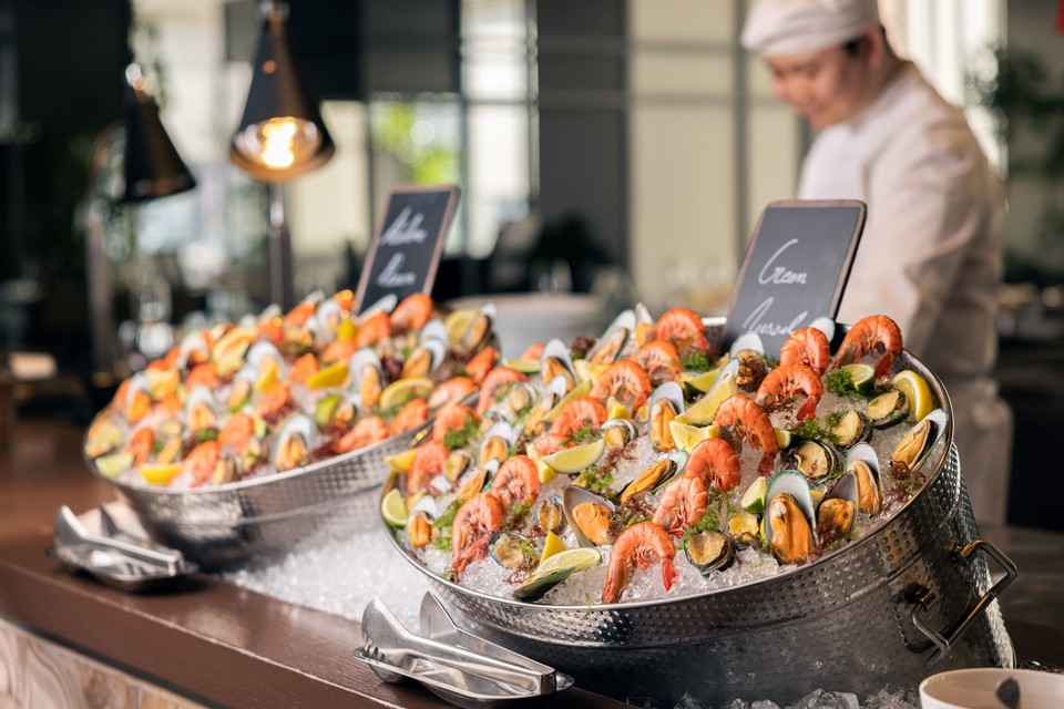 호텔 안다즈 서울 강남이 오는 8월 26일까지 매주 금, 토요일 한정으로 지중해식 해산물 뷔페, '씨푸드 그릴 고메 마켓'을 선보인다. [사진=안다즈 호텔] 