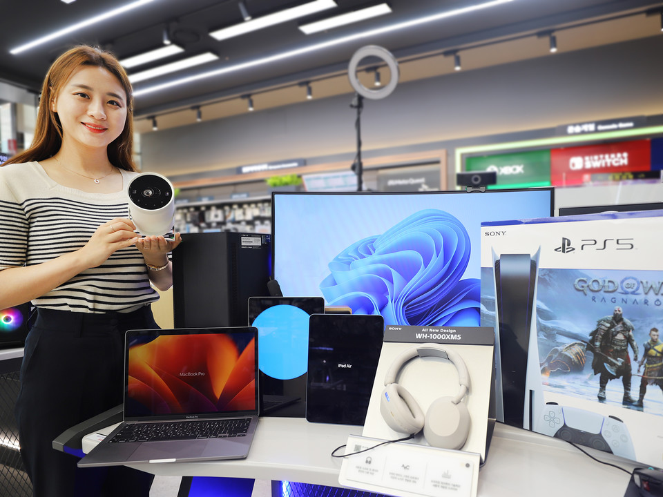 하이마트는 기간 한정 할인, 게임 관련 제품 할인 등 다양한 할인행사를 진행한다. [사진=롯데하이마트]