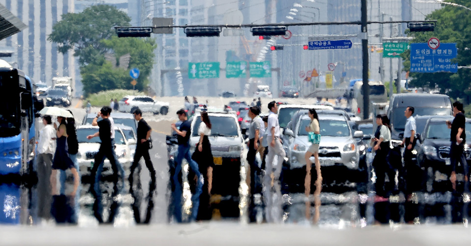 지난달 19일 수도권에는 폭염주의보가 내릴 당시 서울 여의도에서는 도로 위에 아지랑이가 피었다. [사진=연합뉴스]