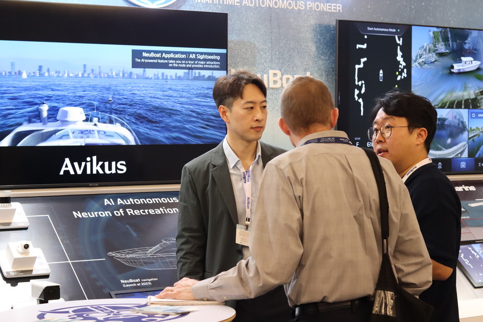HD현대 사내벤처 1호 아비커스가 올해 2월 미국 플로리다에서 열린 ‘마이애미 국제 보트 쇼’에서 레저보트 자율운항 솔루션 ‘뉴보트’를 선보였다.