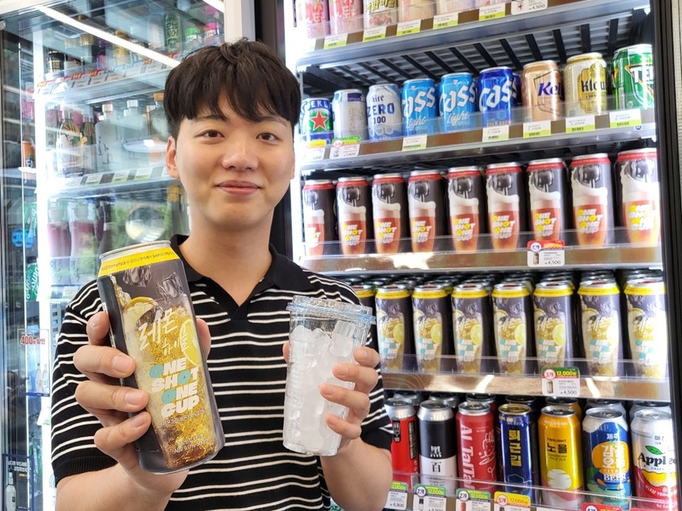 CU는 지난달 선보인 펑 맥주에 이어 이달 12일, 국내 최초로 캔 뚜껑 전체가 따지는 풀오픈탭 하이볼을 출시한다. [사진=CU 제공]