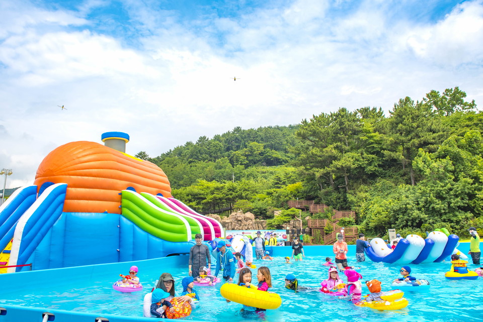 렛츠런파크 부산경남은 오는 8월 27일까지 어린이 워터파크를 개장한다. [사진=한국마사회]