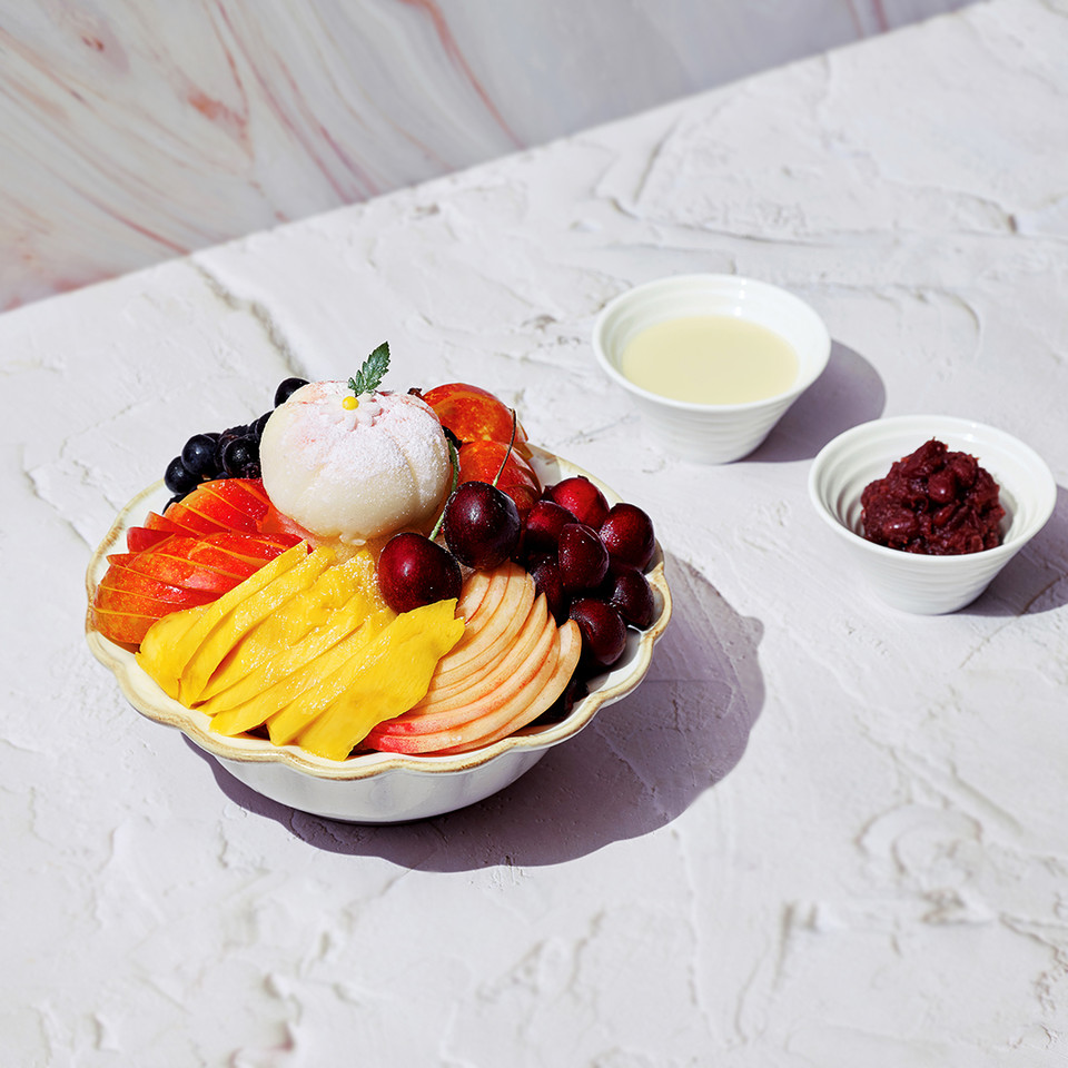 노보텔 동대문의 로비&라운지 바 ‘고메바’는 여름 제철 과일 5가지로 만든 과일 빙수를 출시한다 [사진=노보텔 앰배서더 서울 동대문 호텔 & 레지던스]