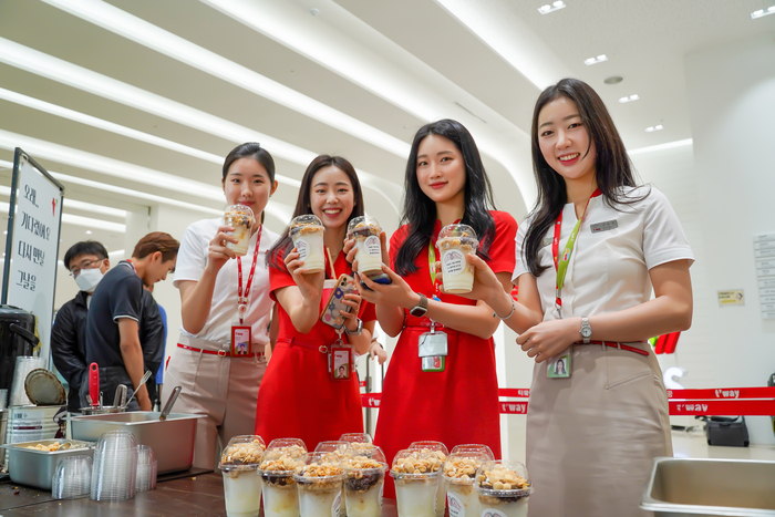 티웨이항공이 지난 11일 서울시 강서구 본사에서 수제 팥빙수 전달 행사를 진행했다 [사진=티웨이항공]