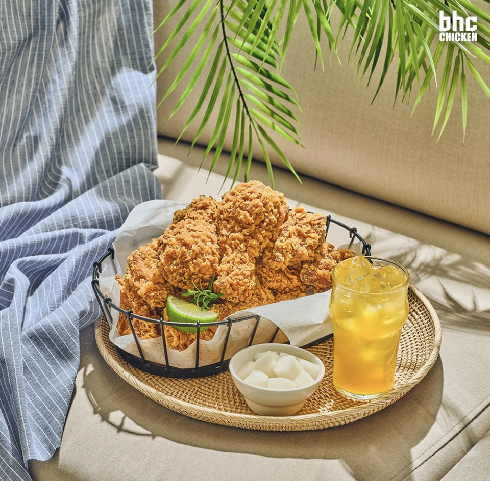 bhc치킨은 2023년 첫 복날인 초복 당일 매출을 분석한 결과 전국 가맹점 매출이 155% 증가했다고 밝혔다. [사진=bhc치킨]