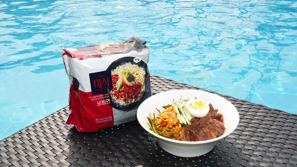 하림은 반얀트리 클럽 앤 스파 서울 내 오아시스 아웃도어 키친에서 다음 달 31일까지 매일 매콤새콤한 비빔면에 LA갈비를 얹은 스페셜 시즌 메뉴 ‘더미식 비빔면과 LA갈비’를 판매한다. [사진=하림]