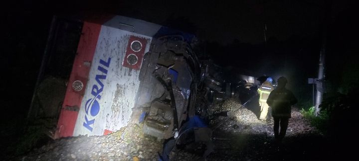 국토교통부는 지난 14일 오후 10시 58분경 신탄진역 인근에서 토사유입으로 인해 탈선한 무궁화호의 복구작업을 지난 16일 오후 9시 30분 완료하고, 안전점검 후 17일 첫 열차부터 경부 일반선 운행을 재개할 예정이다. [사진= 연합뉴스]