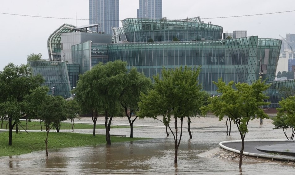 중소벤쳐기업부가 집중 호우에 의한 중소기업 전통시장의 피해 현황을 발표했다. [사진=연합뉴스]