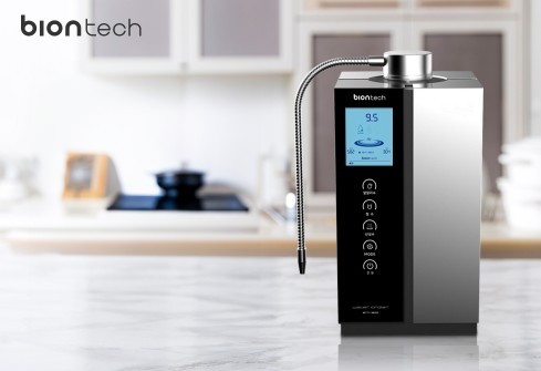  홈앤쇼핑이 글로벌 강소기업으로 선정된 ‘바이온텍’의 ‘알칼리 이온수기’를 론칭한다. [사진=홈앤쇼핑] 