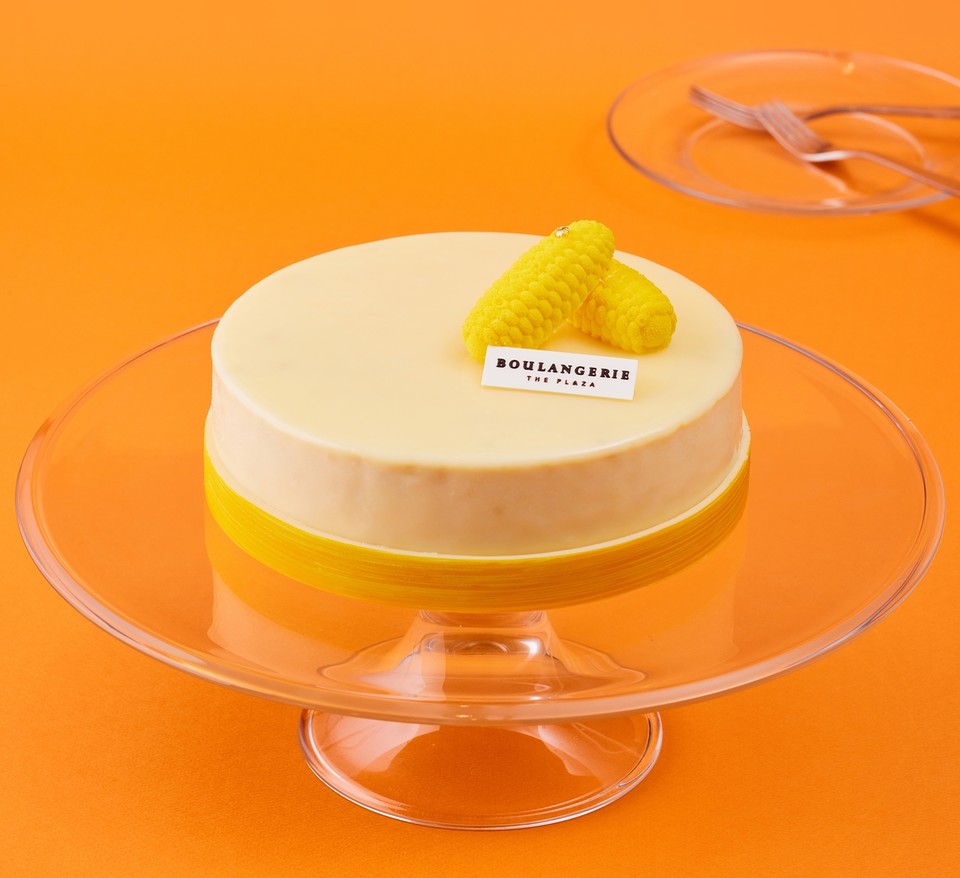 블랑제리 더 플라자는 ‘제주 햇 초당옥수수 케이크’를 판매한다. [사진=더플라자]